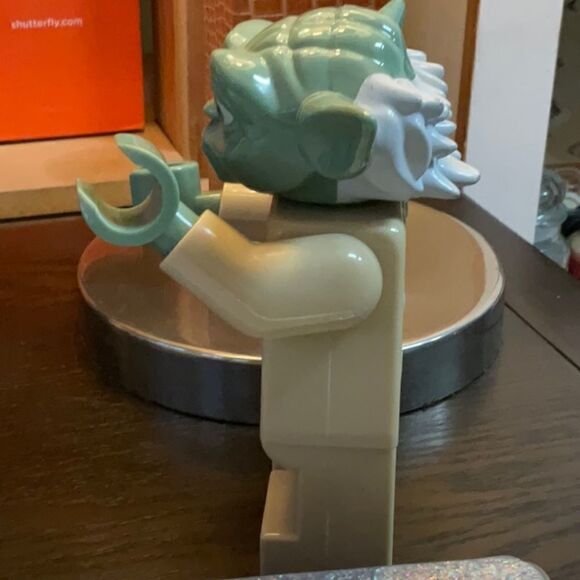 HOST PICK July 2022 - 2010 Yoda Lego Alarm Clock ⏰ GLOWS! Battery operated - Picture 8 of 11